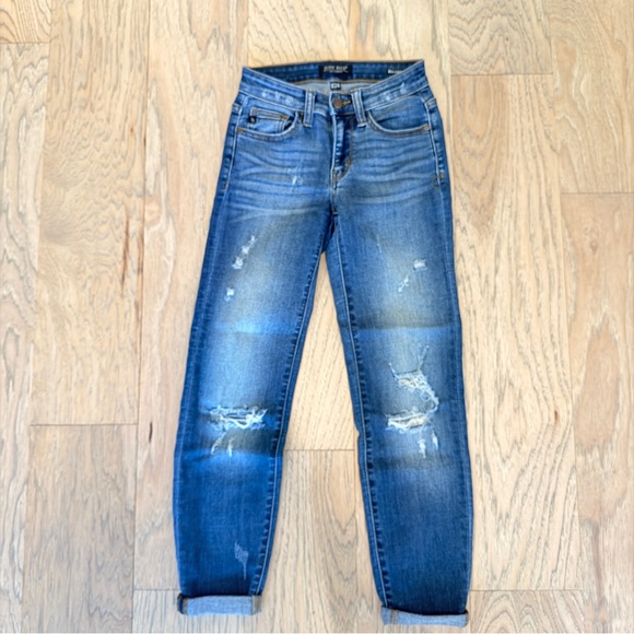 Judy Blue Destroyed Relaxed Skinny Jeans - Picture 4 of 8